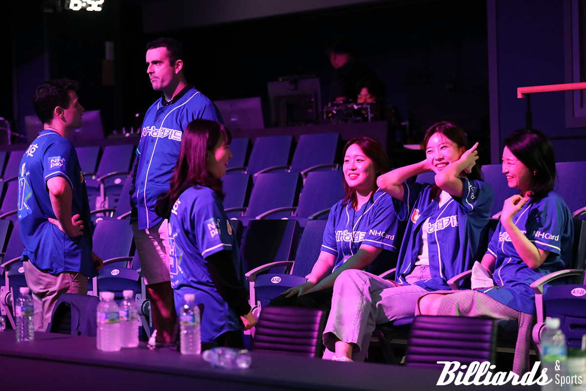 "언니들, 잘 부탁해요" 경기 쉬는 시간에 신입 선수 황민지와 담소를 나누는 김보미와 정수빈.