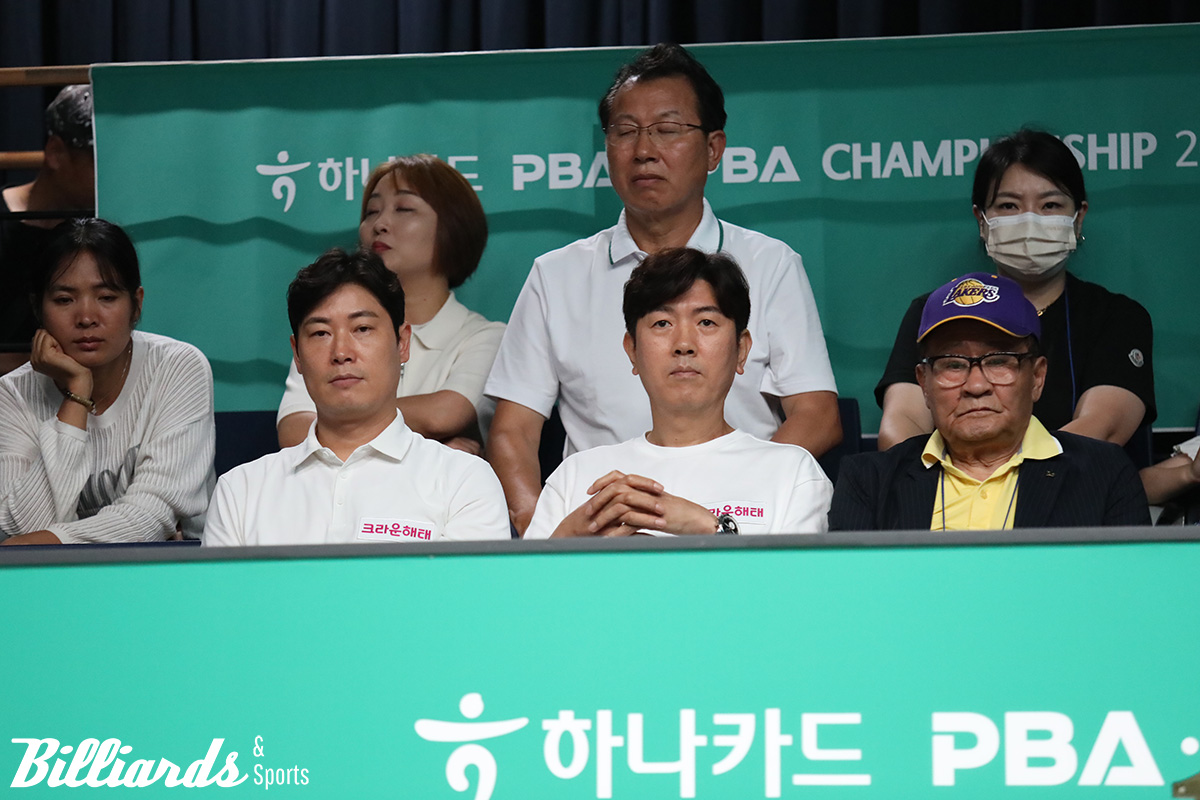 크라운해태의 신입 선수 노병찬이 주장 김재근과 나란히 앉아 다비드 마르티네스의 경기를 지켜보고 있다. 사진=고양/이용휘 기자