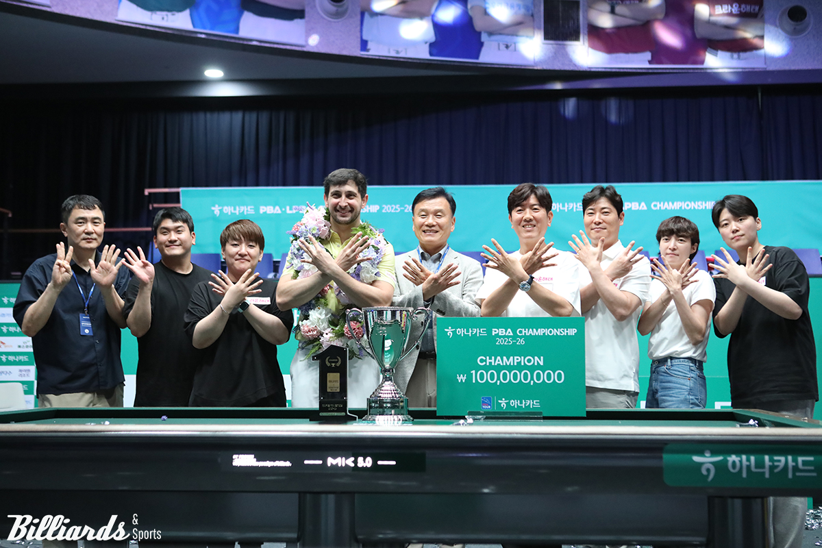 마르티네스의 우승을 축하하는 크라운해태 기종표 단장(가운데)과 소속 선수들.