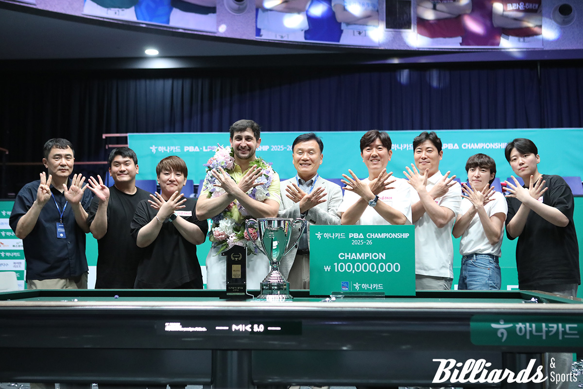 크라운해태 라온 동료 선수들과 크라운해태 기종표 단장(가운데)을 비롯한 구단 관계자들이 마르티네스의 8승을 축하하는 퍼포먼스를 펼치고 있다.