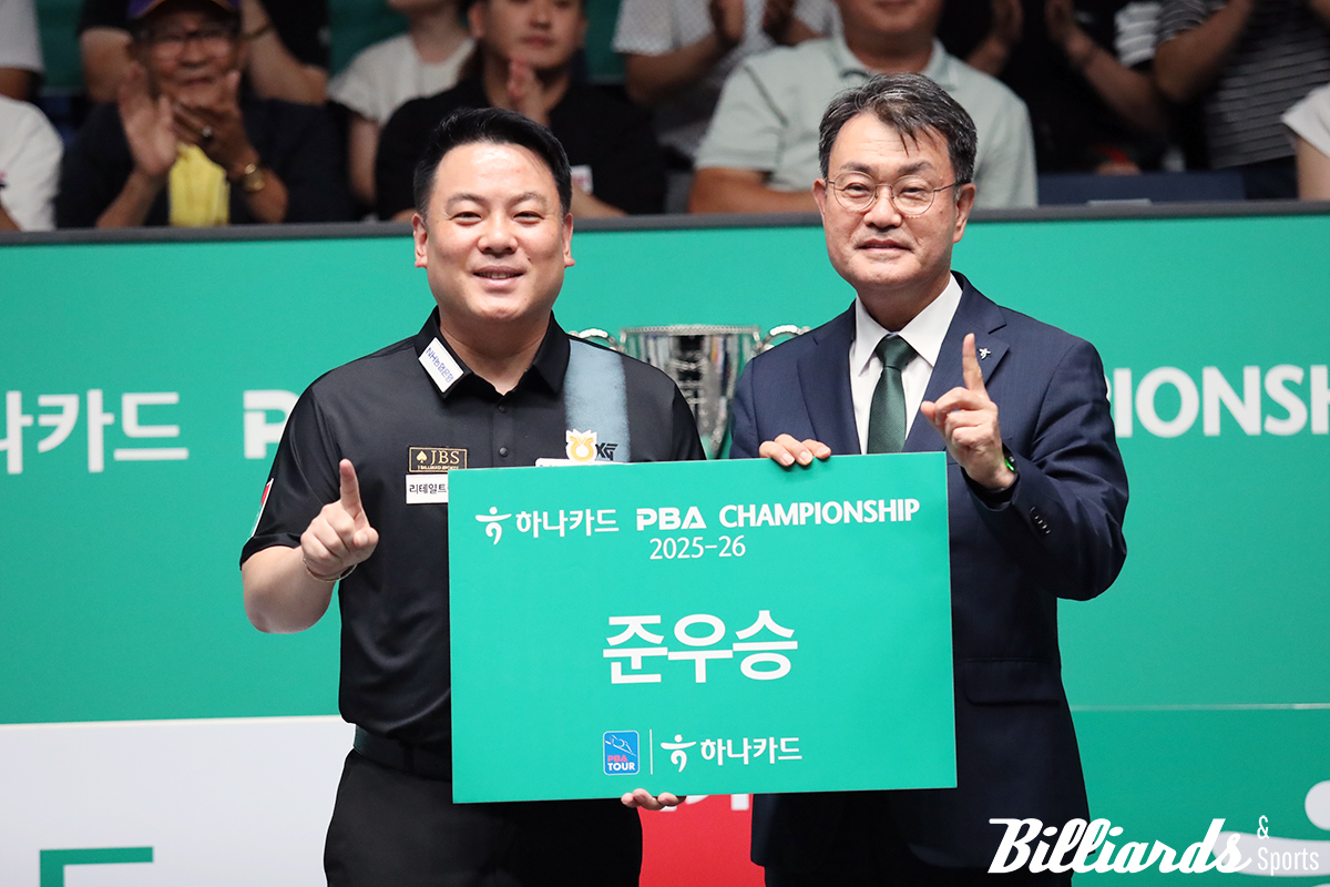 시상식에 선 조재호와 하나카드 성영수 대표.