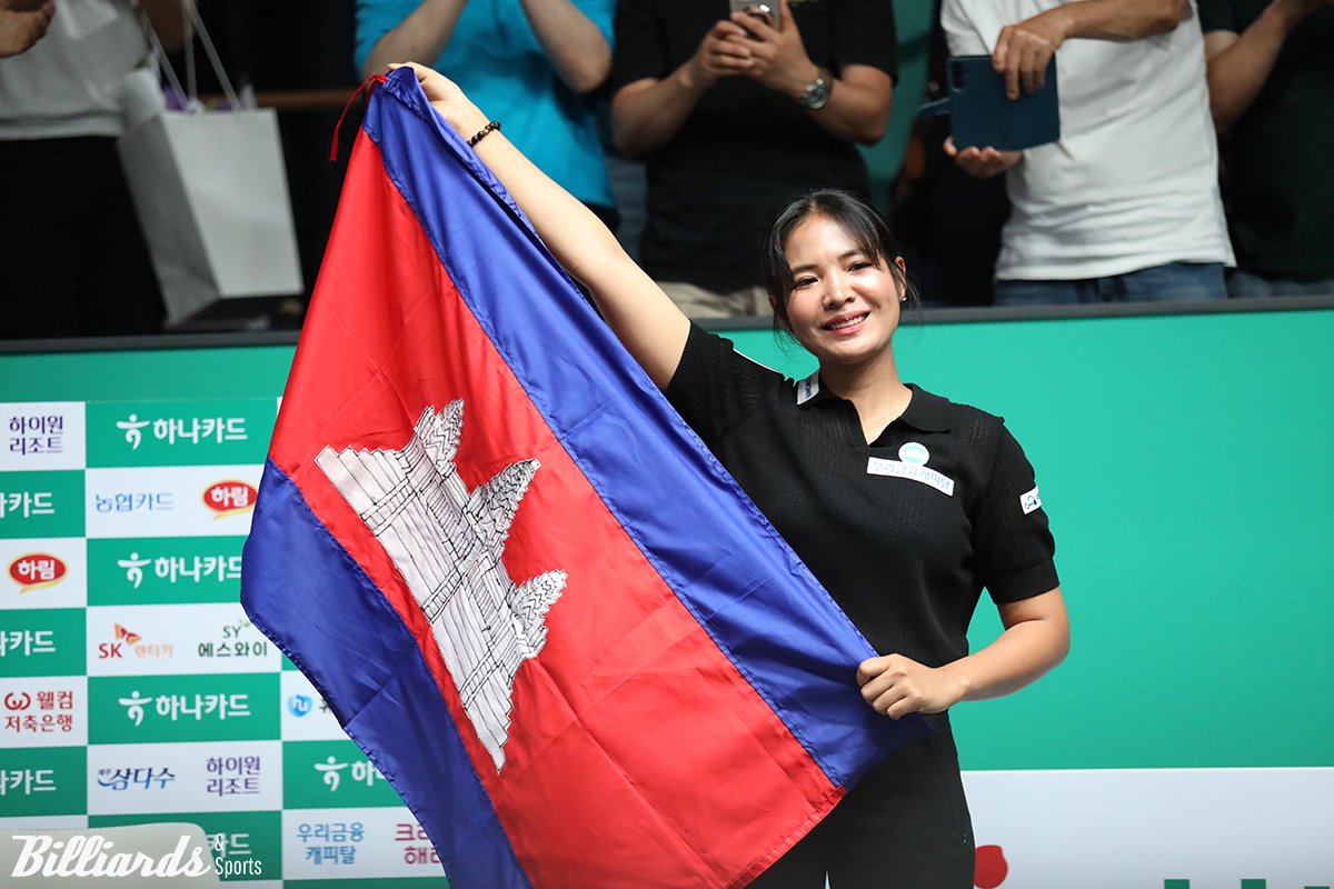 스롱은 그동안 LPBA 투어에서 애버리지 1점대 실력을 기반으로 결승에 여러 차례 연속으로 올라가며 활약했다. 사진은 2차 투어에서 우승한 스롱이 캄보디아 국기 세리머니를 하는 모습.