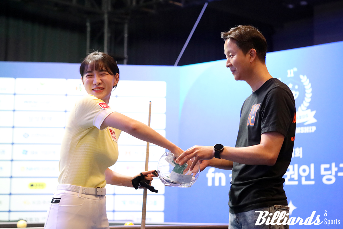 함께 경기에서 뛸 파트널르 추첨하고 있는 최혜미