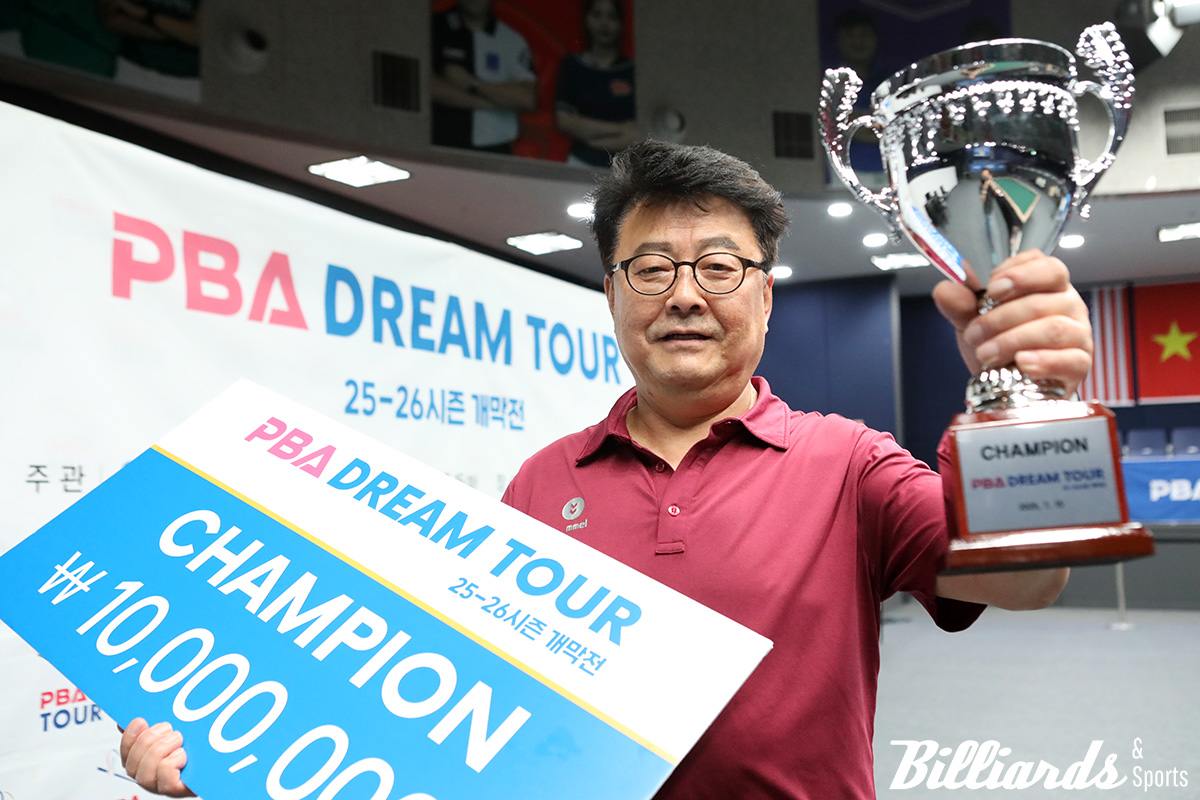 프로당구 PBA에서 첫 우승 트로피를 든 김무순.  사진=고양/이용휘 기자