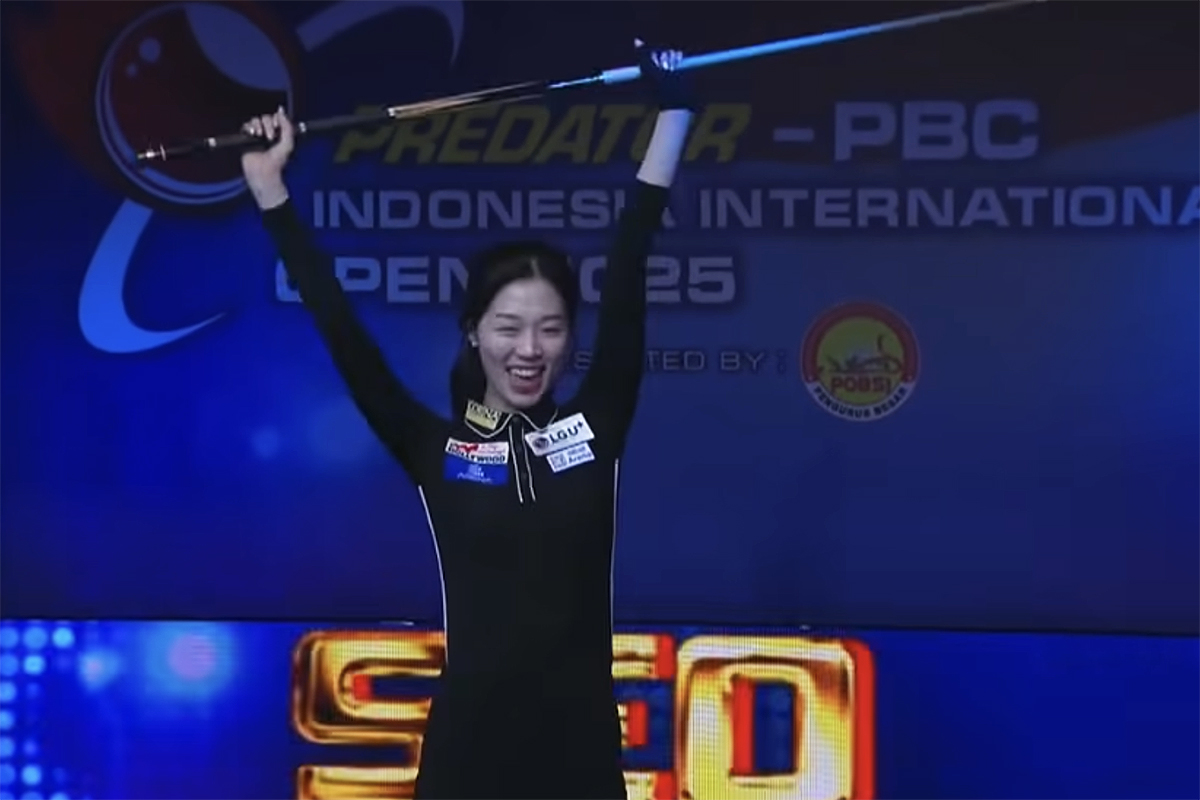 우승한 서서아가 큐를 번쩍 들고 기뻐하고 있다. 사진=PBC 제공