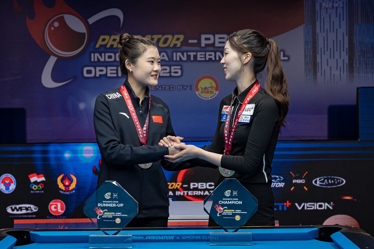 시상식에서 손을 맞잡고 서로를 축하하는 장무얀과 서서아(오른쪽)