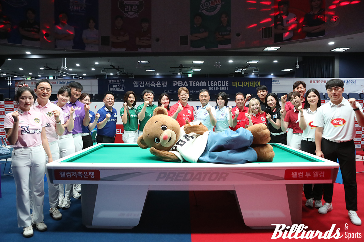 '웰컴저축은행 PBA 팀리그 2025-26' 미디어데이에 참석한 선수들과 빌리베어. 사진=고양/이용휘 기자