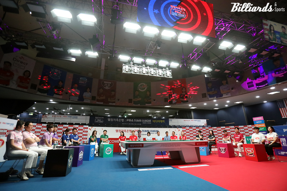 21일 개최된 웰컴저축은행 PBA 팀리그 2025-2026 미디어데이에서 사상 최초 10개 구단 체제로 출발하는 팀리그 1라운드에 출전하는 선수들이 소감을 당구 팬들 앞에서 소감을 밝히고 있다.  사진=고양/이용휘 기자 