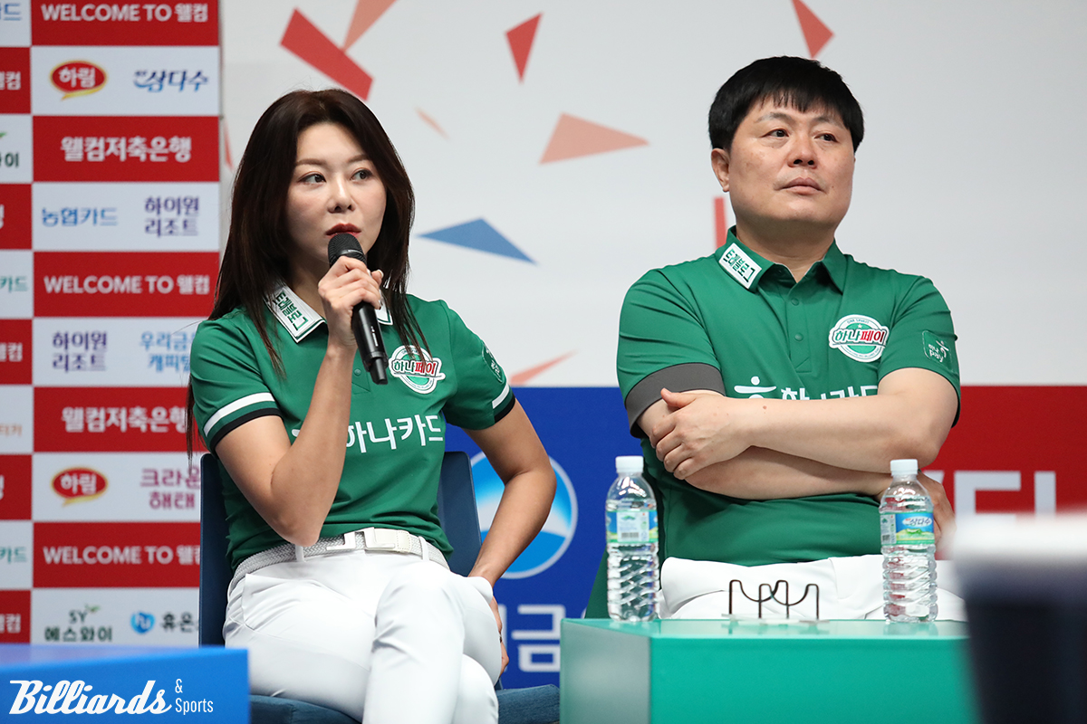 이날 미디어데이에서 소감을 말하는 '당구 여제' 김가영과 하나카드 리더 김병호.