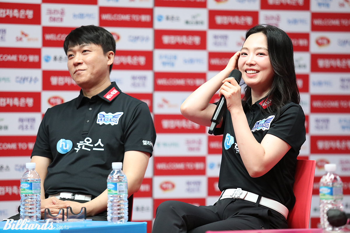 휴온스의 차유람이 최성원과 함께 미디어데이에 참석해 기자들의 질문에 답하고 있다.