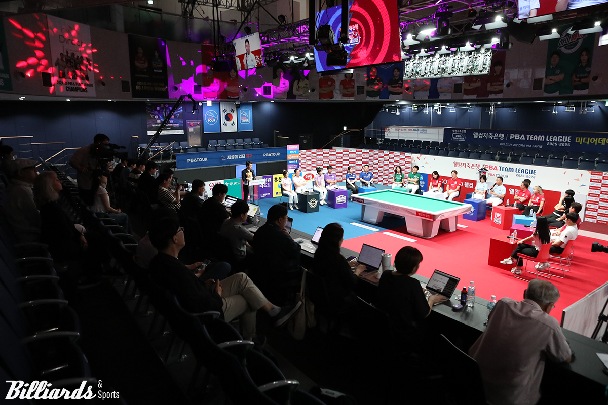 미디어데이에 참석한 기자단의 질문을 받고 있는 선수들. 