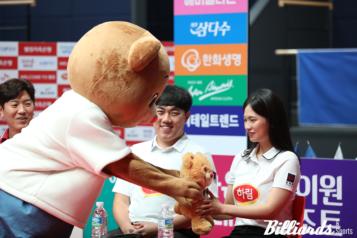 PBA 마스코트 '빌리베어'가 신생팀 하림 드래곤즈의 박정현에게 빌리베어 인형을 건네고 있다. 사진=고양/이용휘 기자