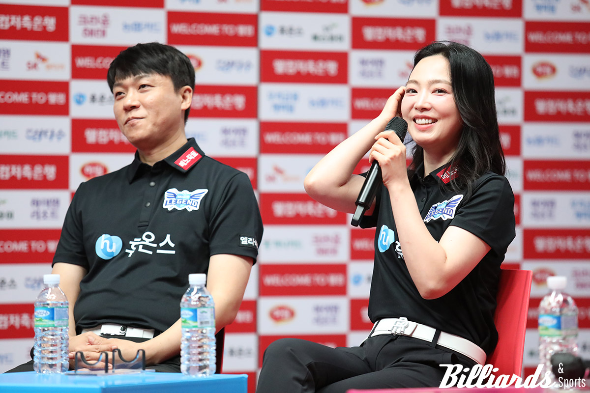 '웰컴저축은해 PBA 팀리그 2025-26' 미디어데이에 참석한 차유람과 최성원. 차유람이 여유로운 미소로 질문에 답하고 있다. 사진=고양/이용휘 기자
