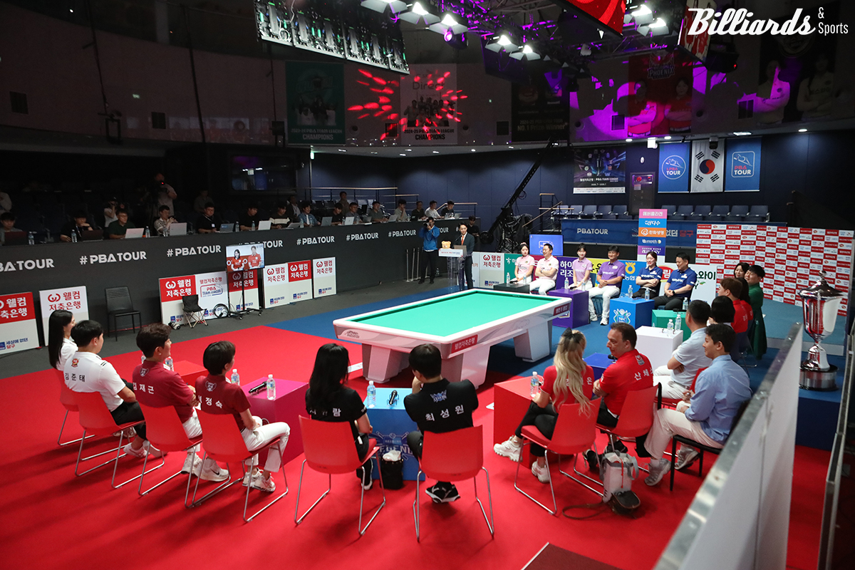 기자단의 질문을 받는 각 팀 선수들.