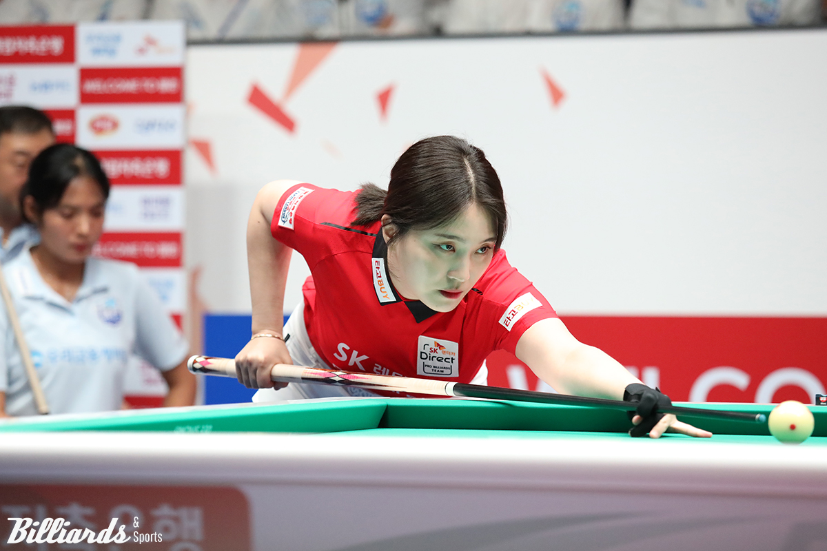 6세트에서 우리금융캐피탈의 간판 스롱 피아비(캄보디아)를 꺾고 승부를 원점 3-3으로 돌린 SK렌터카의 강지은.