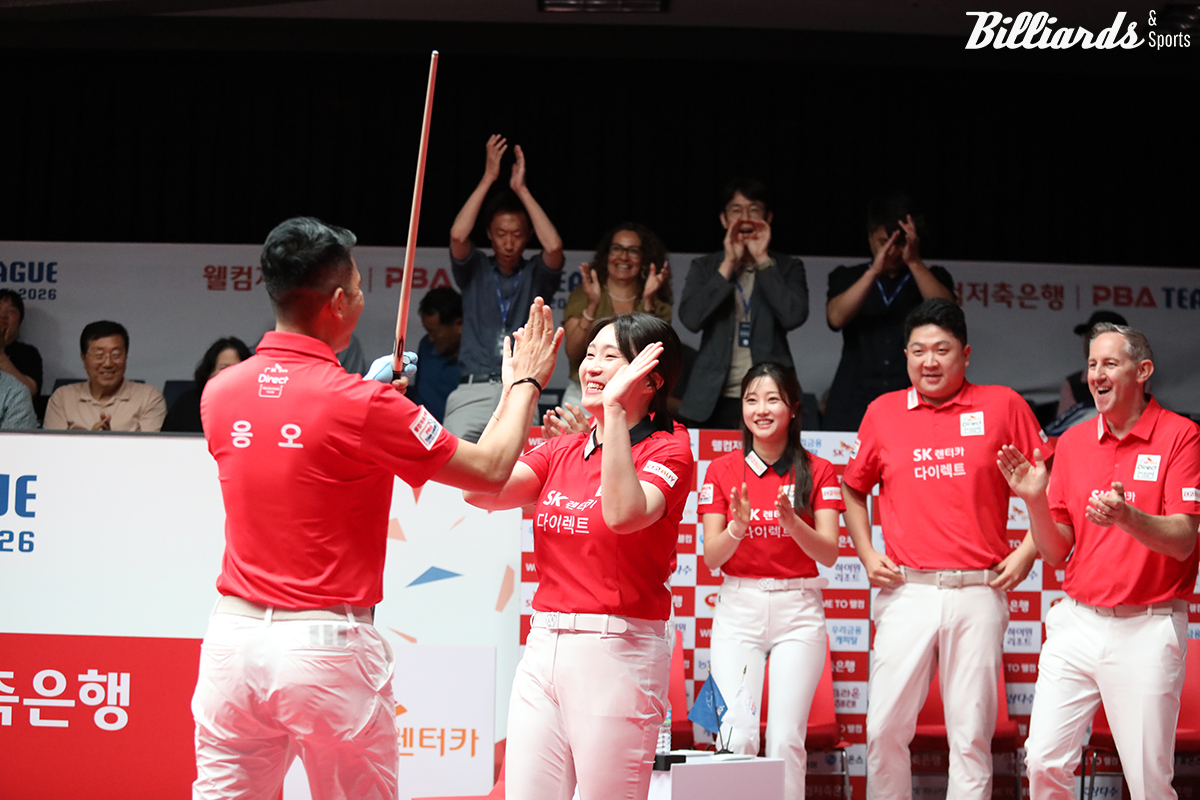 7세트에서 승리한 응오딘나이와 6세트를 이긴 강지은이 역전승을 거두고 기뻐하고 있다.