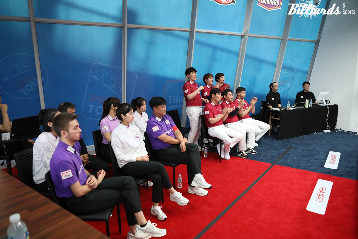 보조경기장인 PBA 라운지에서 경기 중인 크라운해태와 하이원리조트 선수들.