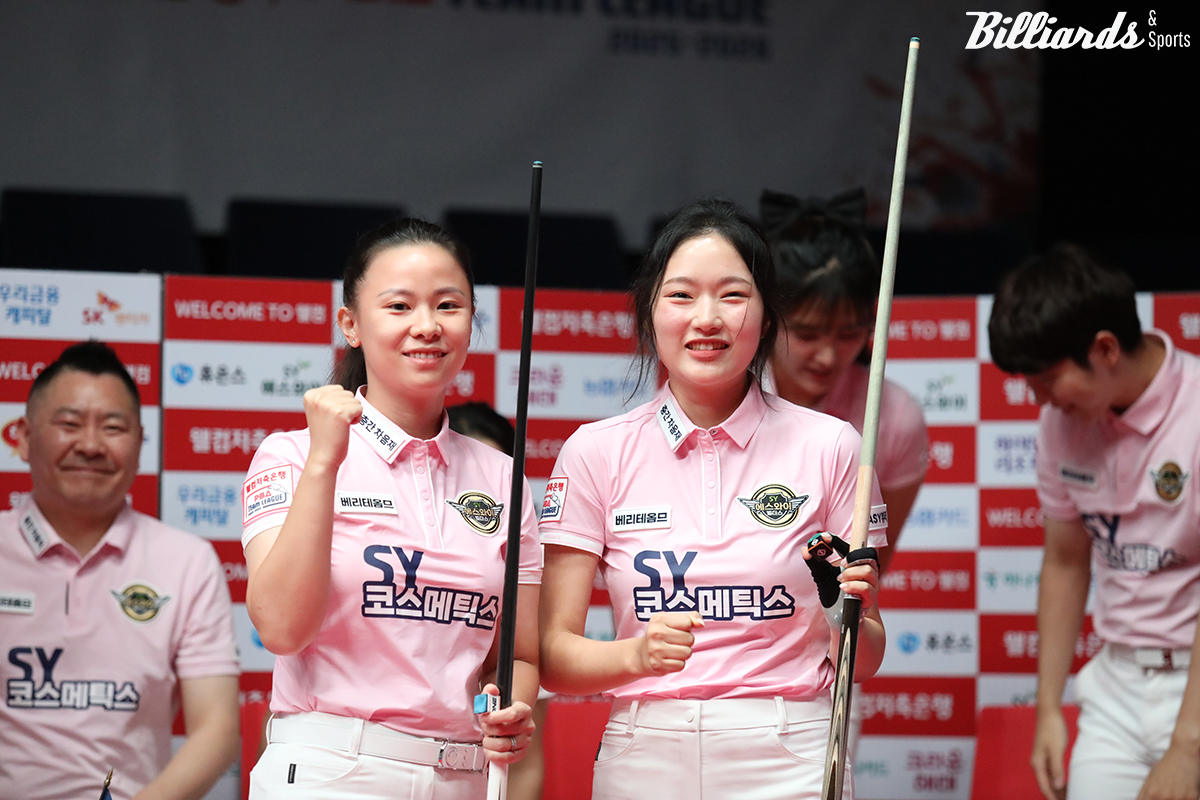 2세트 여자복식에서 승리한 에스와이 응우옌호앙옌니(베트남·왼쪽)와 한지은(오른쪽).