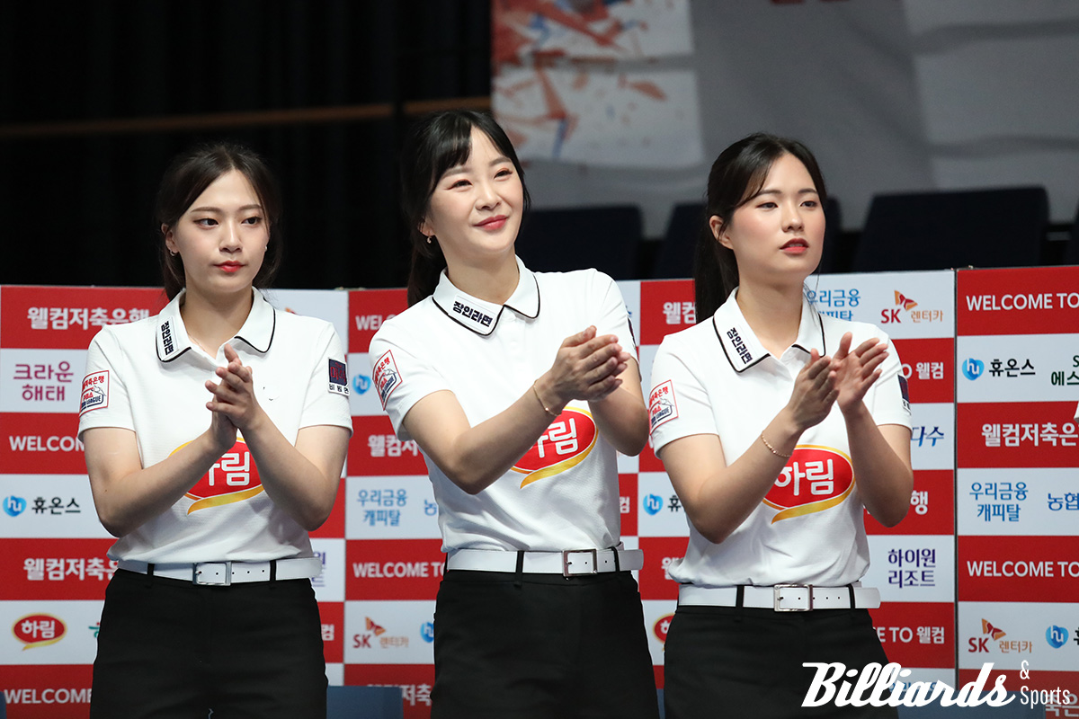 응원으로 사기를 올리고 있는 하림의 정보윤, 김상아, 박정현.