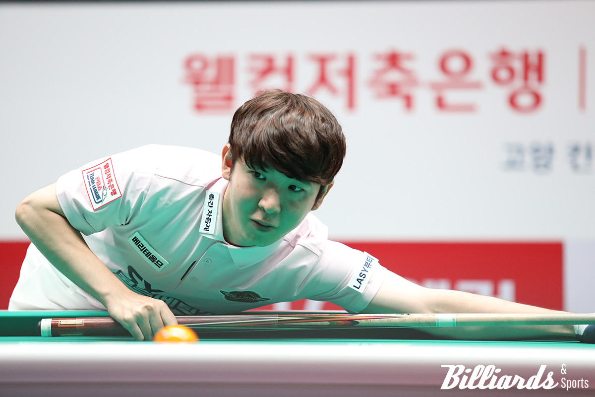 김영원을 꺾고 세트스코어 4-1의 승리를 확정지은 모리 유스케(에스와이).