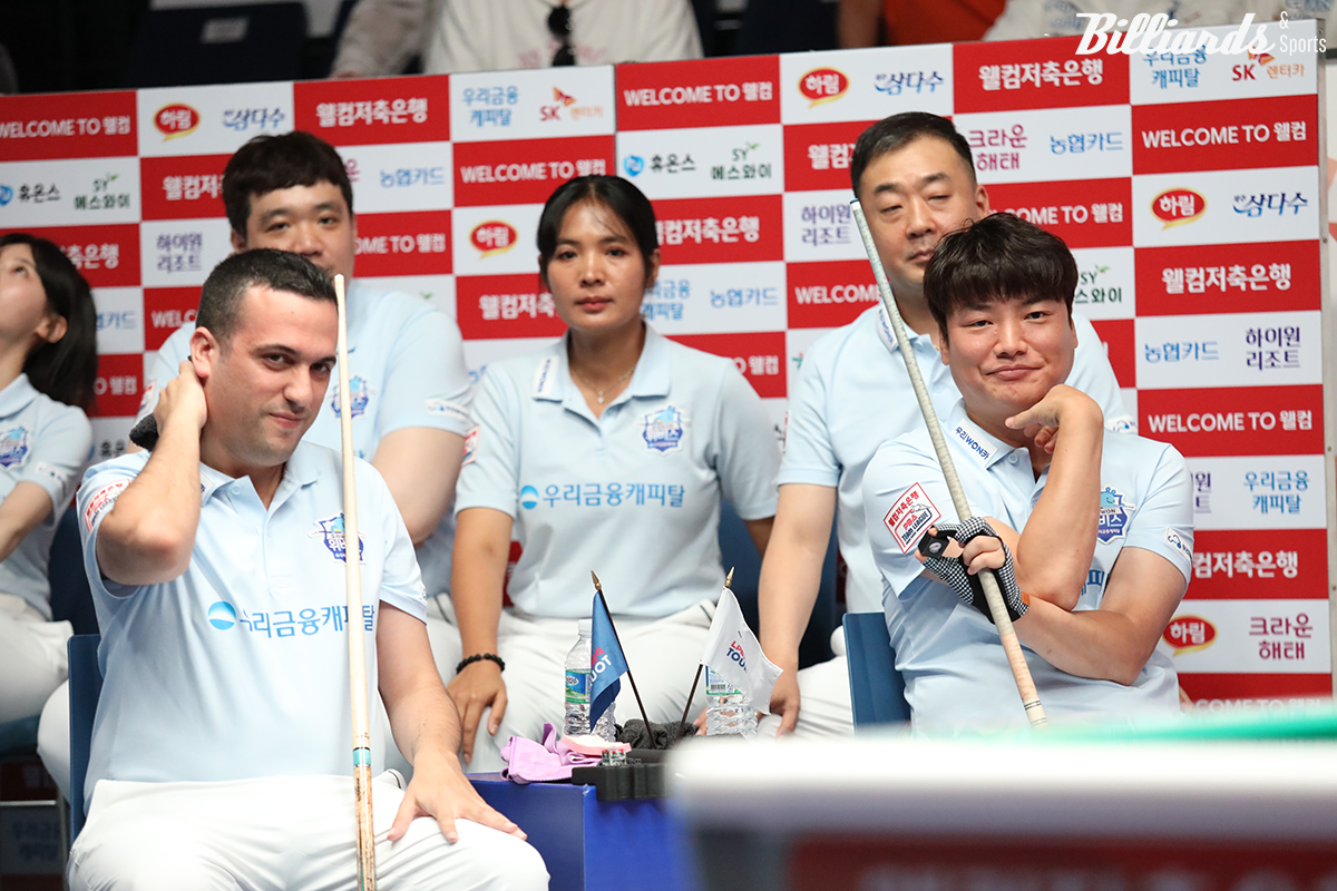 1세트 남자복식과 3세트 단식, 5세트 단식을 승리한 우리금융캐피탈의 다비드 사파타(스페인)와 강민구.