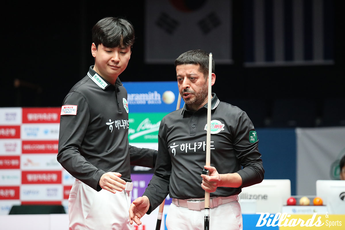 스카치 방식으로 진행된 1세트 남자 복식에서 11점 퍼펙트큐를 합작한 신정주와 무라트 나지 초클루. 사진=빌리어즈앤스포츠 DB