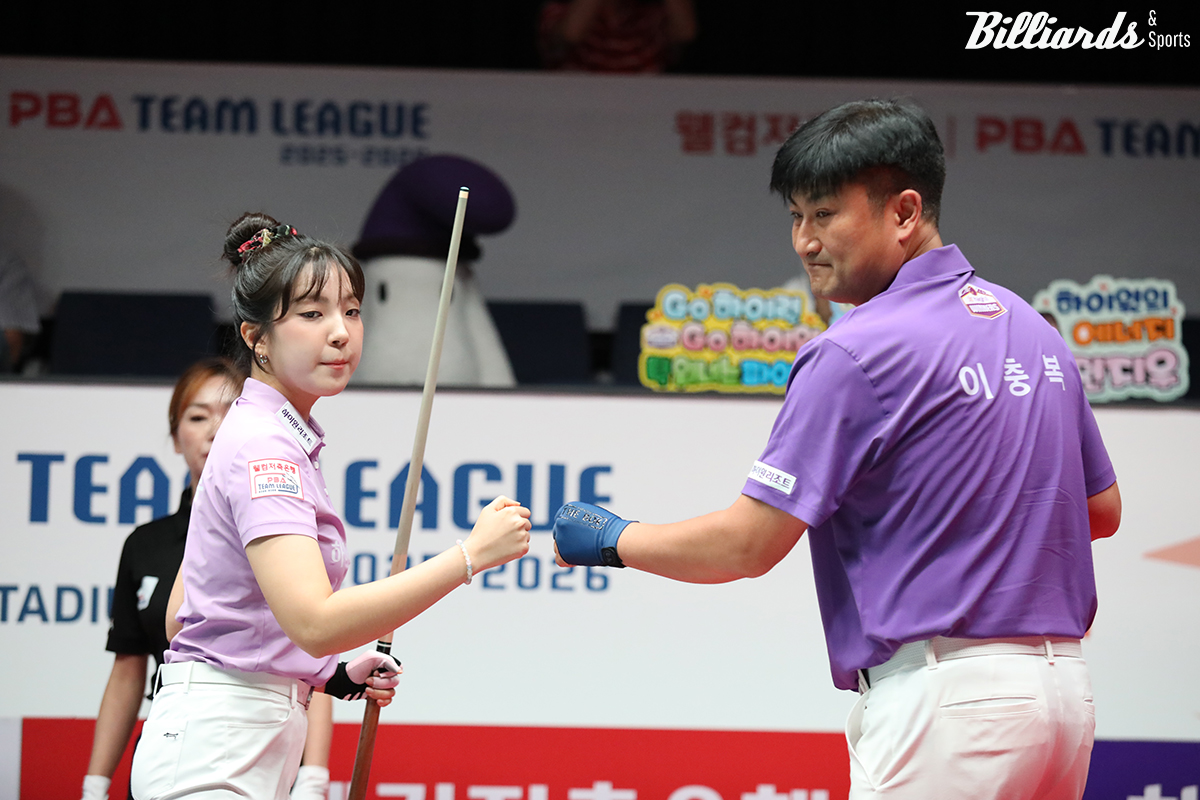 4세트 혼합복식을 승리한 하이원리조트의 전지우-이충복.