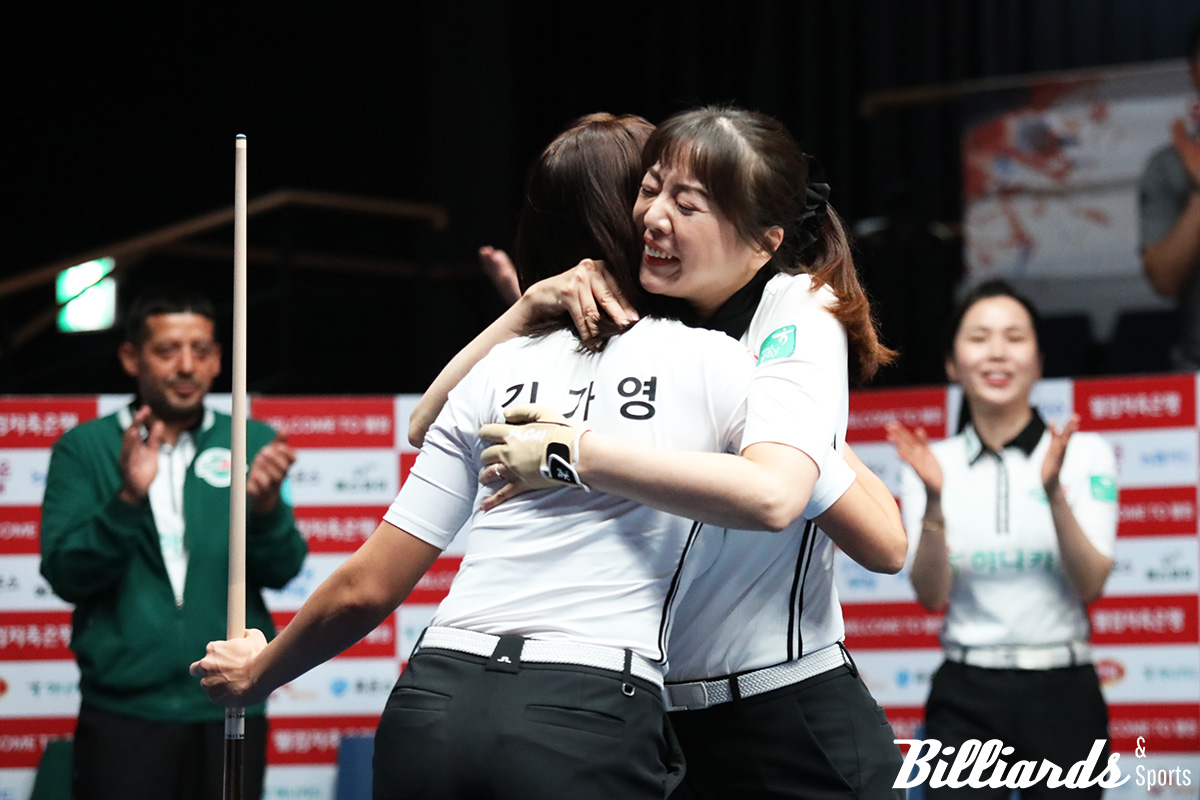 연패 탈출에 성공한 하나카드의 김가영과 사카이 아야코가 포옹하고 있다. 사진=고양/이용휘 기자