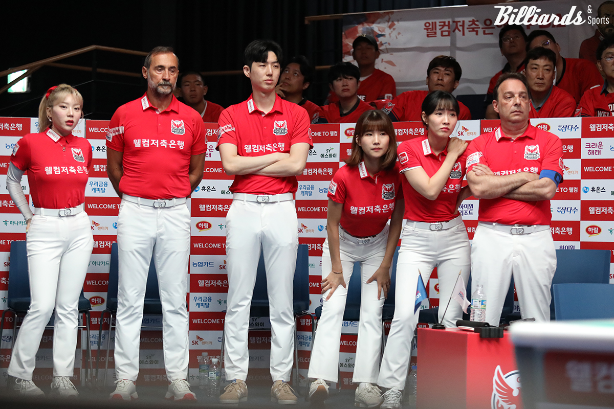 김종원의 7세트 승부를 지켜보는 웰컴저축은행 선수들. 왼쪽부터 김예은 사이그너 한지승 용현지 최혜미 산체스.