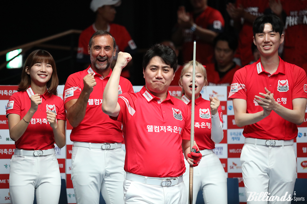 승리 후 기뻐하는 김종원과 웰컴저축은행 선수들.