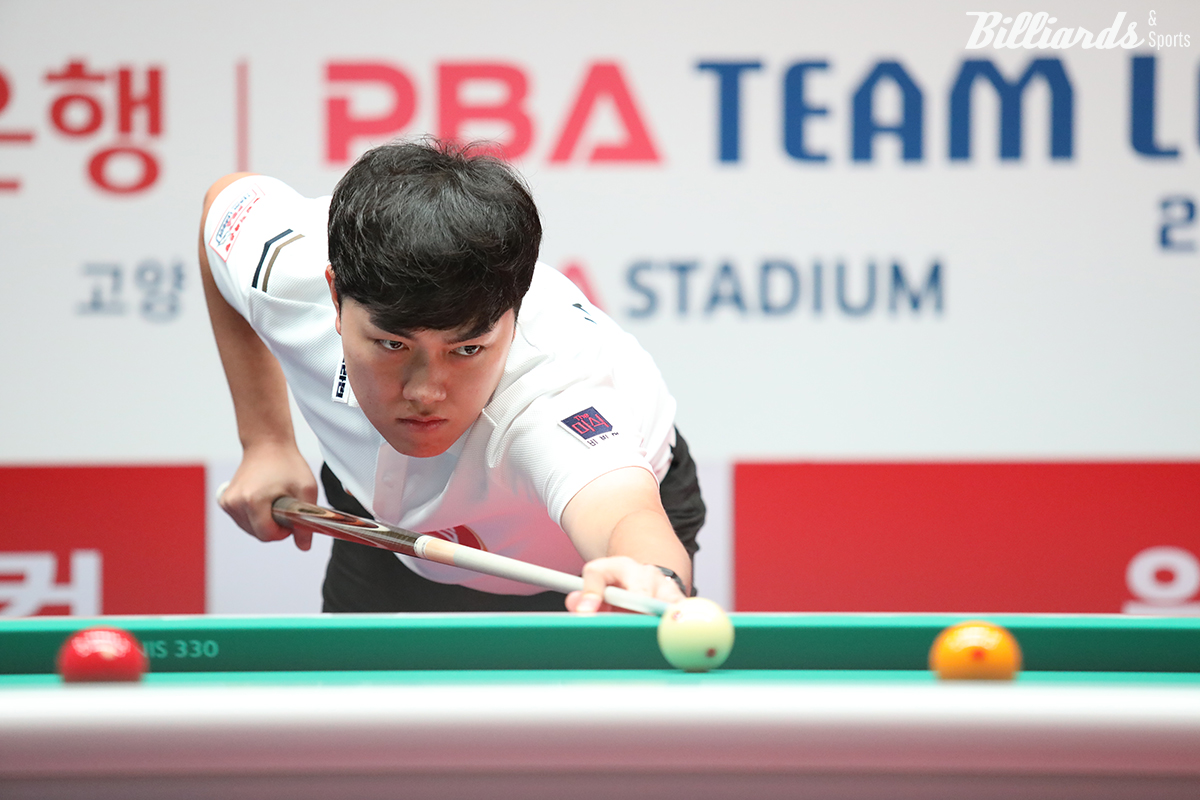 하림 리더 김준태는 3세트 남자단식과 4세트 혼합복식을 연달아 승리해 세트스코어 3-1을 만들었다.