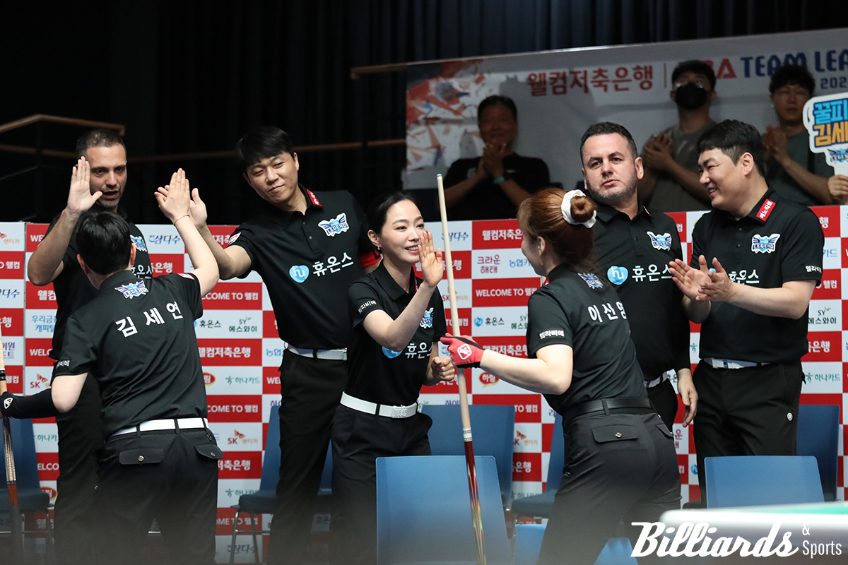 2세트 승리를 거둔 후 기뻐하는 휴온스.