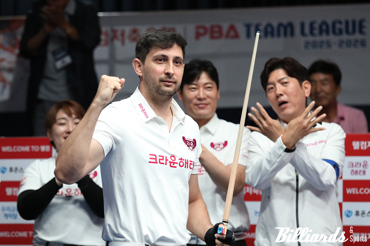 3세트에 나선 다비드 마르티네스(크라운해태)가 승리 후 세리머니를 하고 있다.