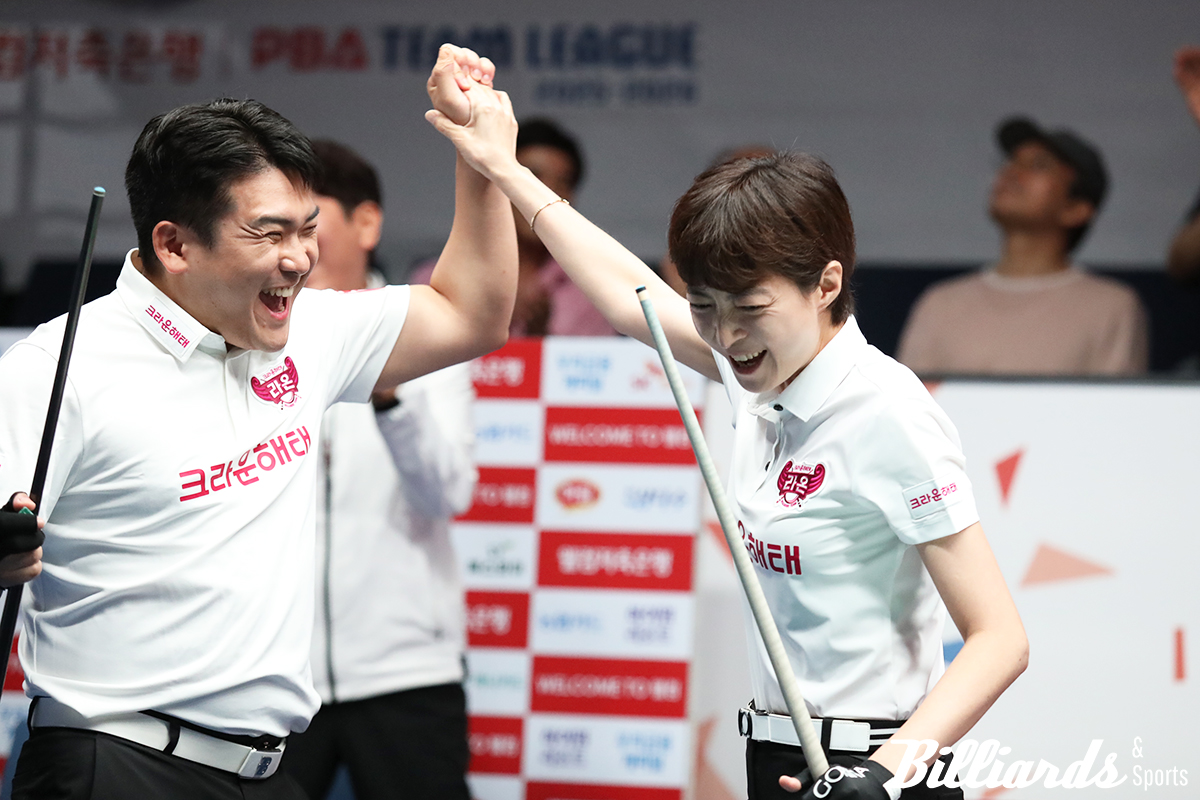 4세트 마지막 뱅크샷을 성공시키고 기뻐하는 오태준과 임정숙(크라운해태)