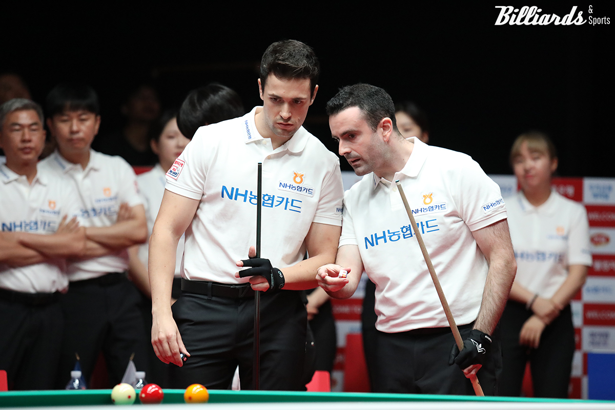 1세트 남자복식전을 승리한 NH농협카드 안토니오 몬테스(오른쪽)와 이반 마요르(왼쪽).