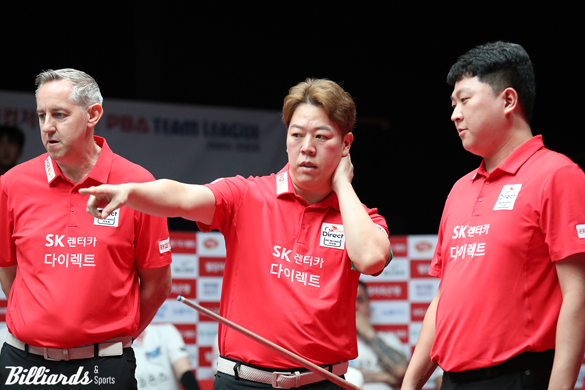 벤치타임아웃에서 상의하는 SK렌터카 리더 강동궁(가운데)과 레펀스, 조건휘.