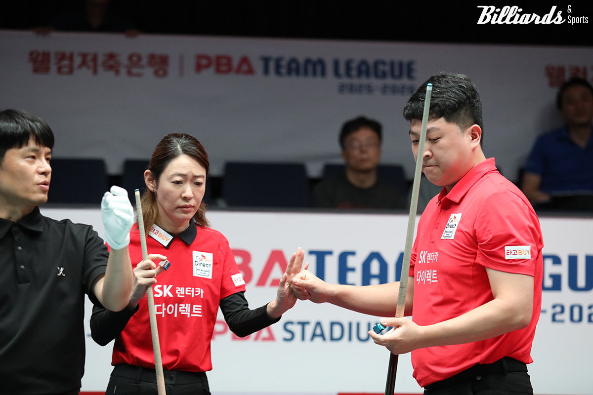 4세트 혼합복식에서 승리를 확정한 SK렌터카 히다 오리에(일본)-조건휘.