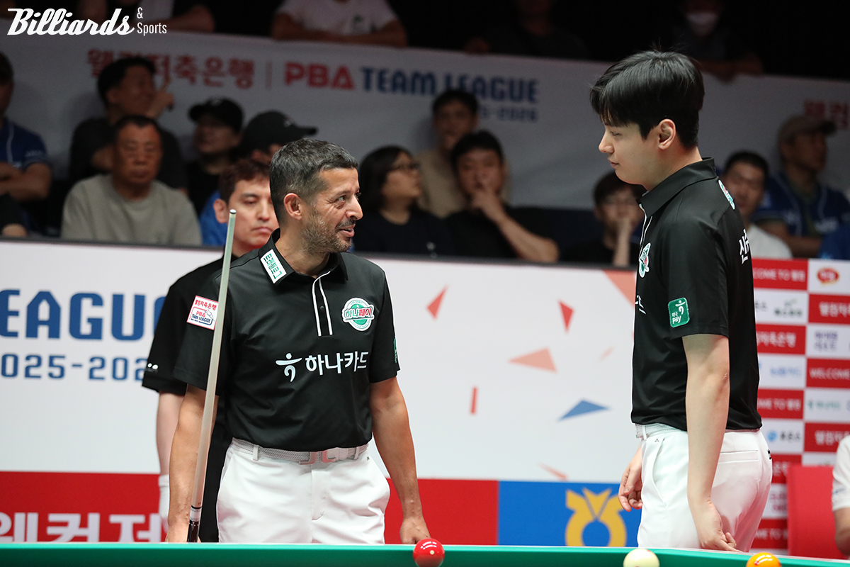 1세트 남자복식을 승리한 무라트 나지 초클루(왼쪽)-신정주.