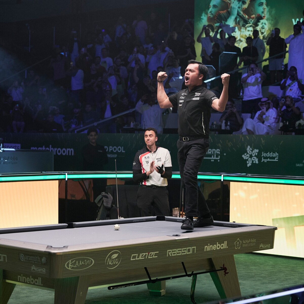 우승 후 당구대 위에 올라가 포효하는 비아도.