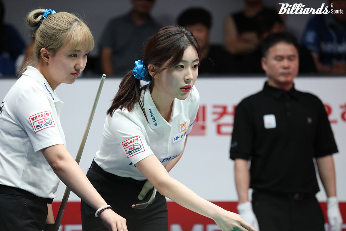 2세트 여자복식을 승리하며 1-1 동점을 만든 황민지-정수빈.