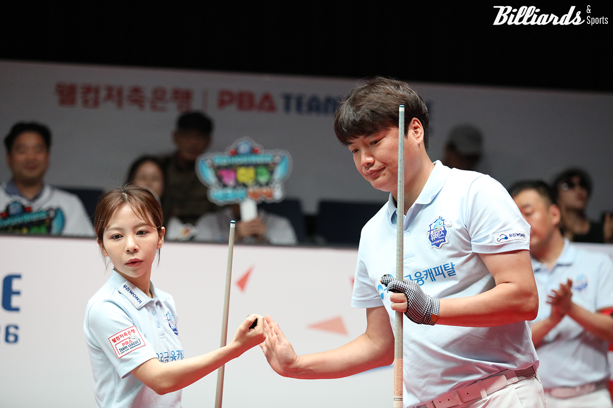 4세트 혼합복식에서 승리하며 2-2를 만든 우리금융캐피탈 김민영-강민구.