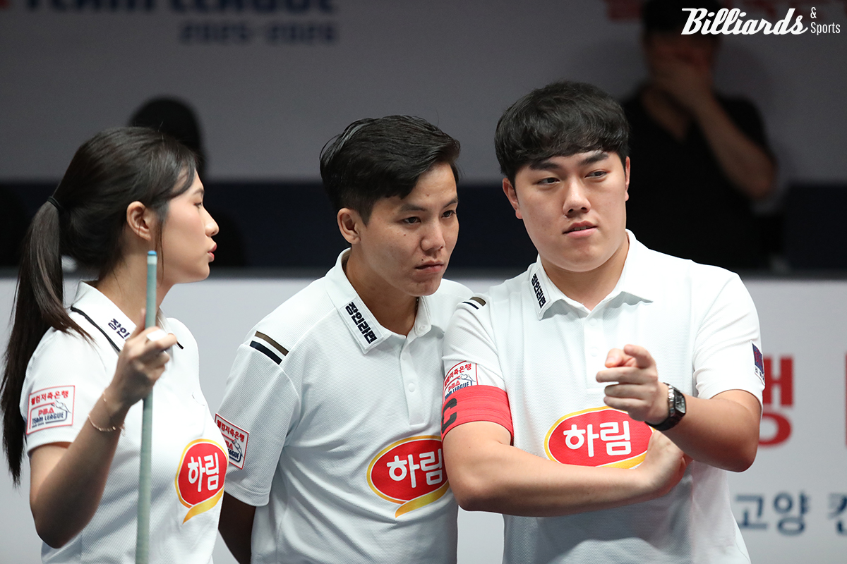 벤치타임아웃에서 상의하는 리더 김준태(오른쪽)와 응우옌프엉린, 박정현.