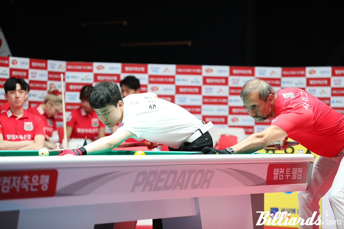 뱅킹으로 공격 순서를 정하는 하림의 막내 김영원과 웰컴저축은행의 맏형 세미 사이그너.