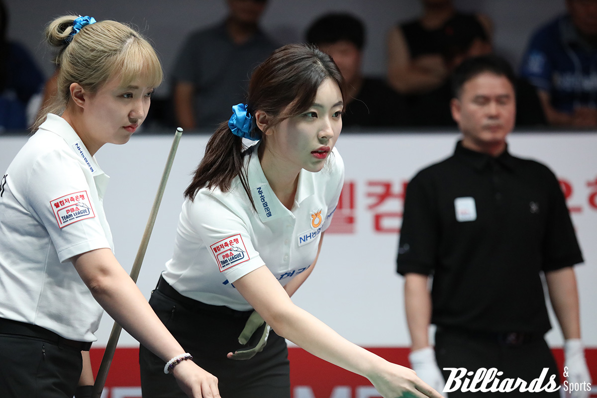 신중하게 2세트 경기를 풀어가고 있는 정수빈과 황민지.