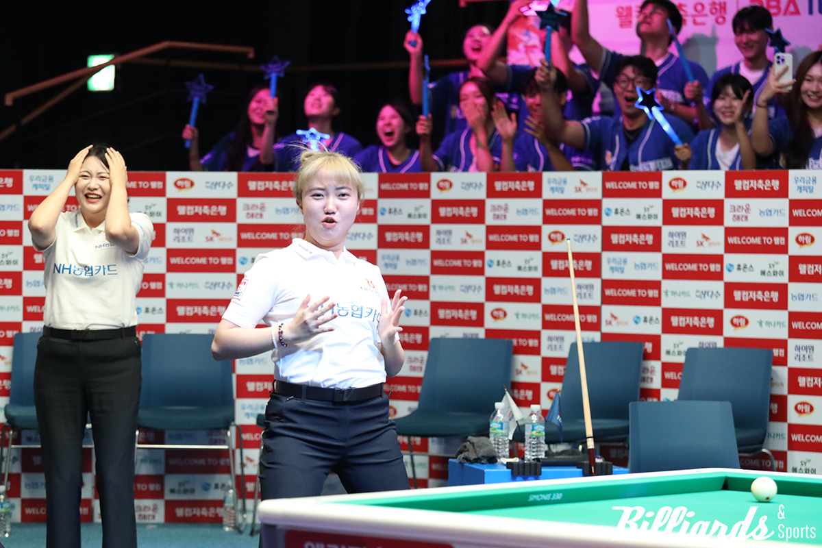 무아지경 춤에 빠진 황민지와 머리를 감싸 쥔 김민아, 그리고 환호하는 관중석. 