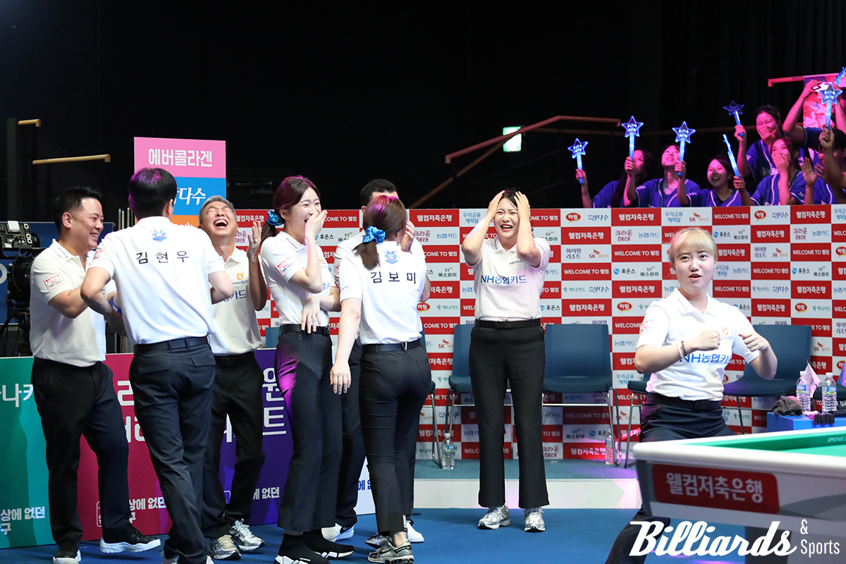 황민지의 댄스 신고식에 즐거워하는 NH농협카드 선수들.