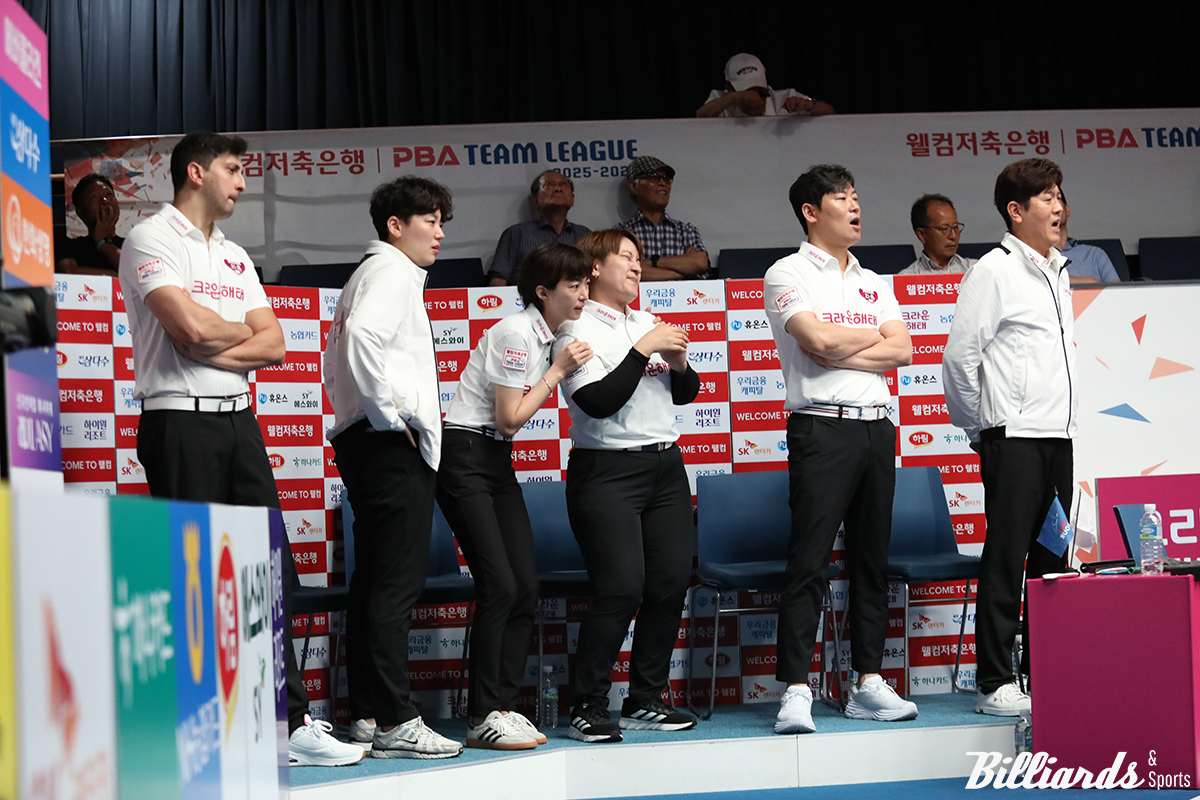 크라운해태가 29일 열린 프로당구 PBA 팀리그 1라운드 8일 차 경기에서 우리금융캐피탈에 3-1에서 3-4로 역전패해 우승 경쟁에서 탈락했다. 사진은 7세트 단직전을 지켜보는 크라운해태 벤치.  사진=고양/이용휘 기자