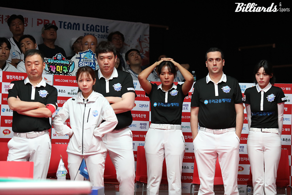 마지막 7세트 승부를 모두 일어나서 지켜보는 우리금융캐피탈 벤치.