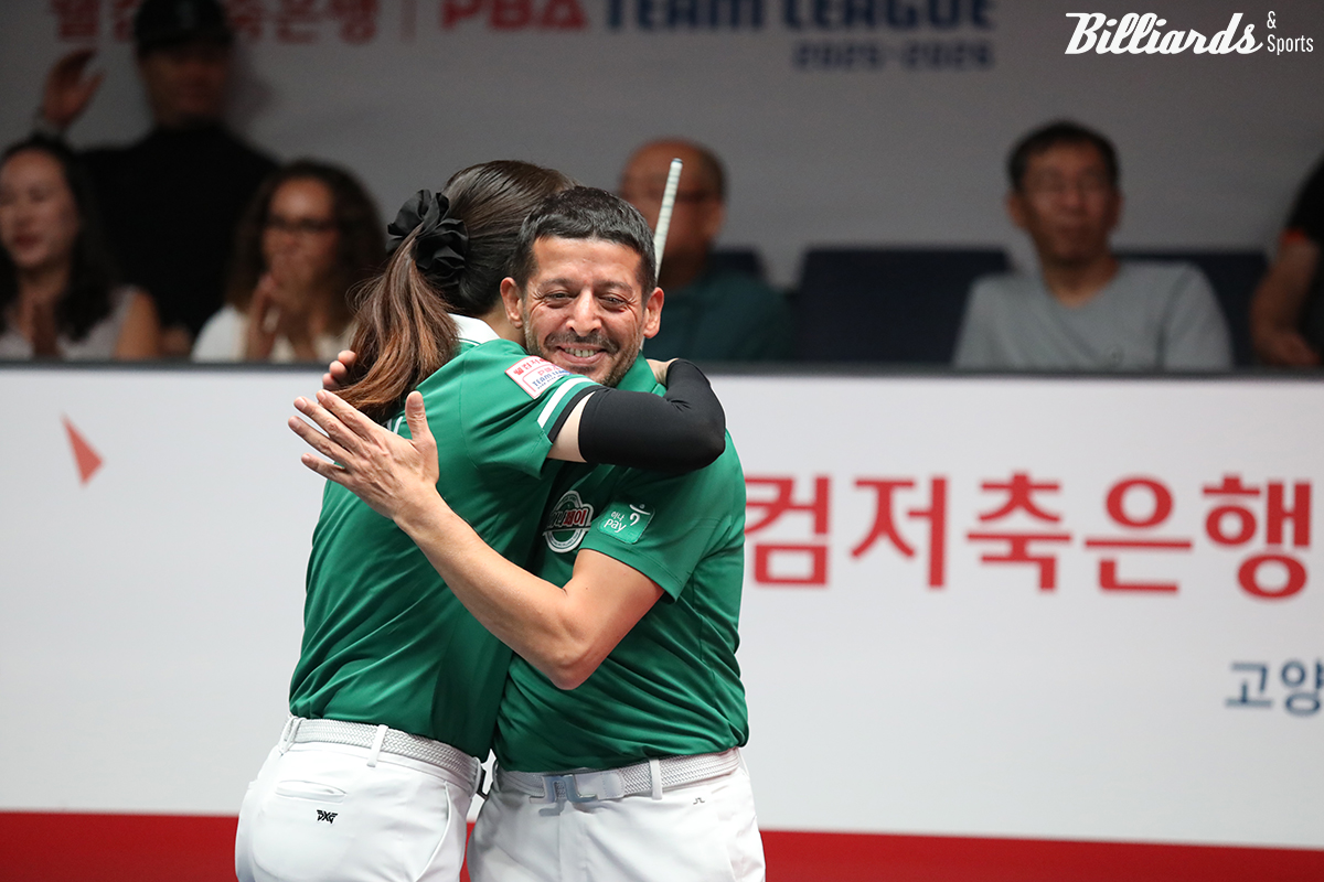 4세트를 승리한 하나카드 초클루와 사카이.