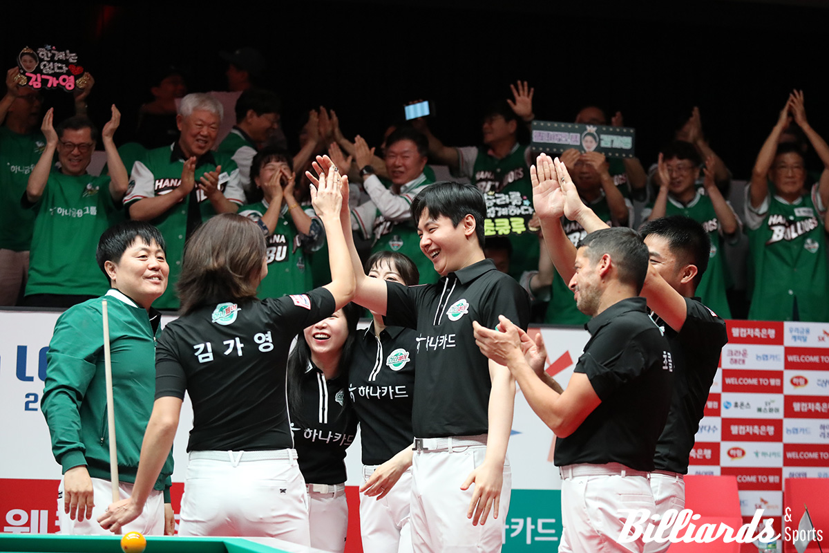 6세트 승리 후 기쁨을 나누는 하나카드 선수들.